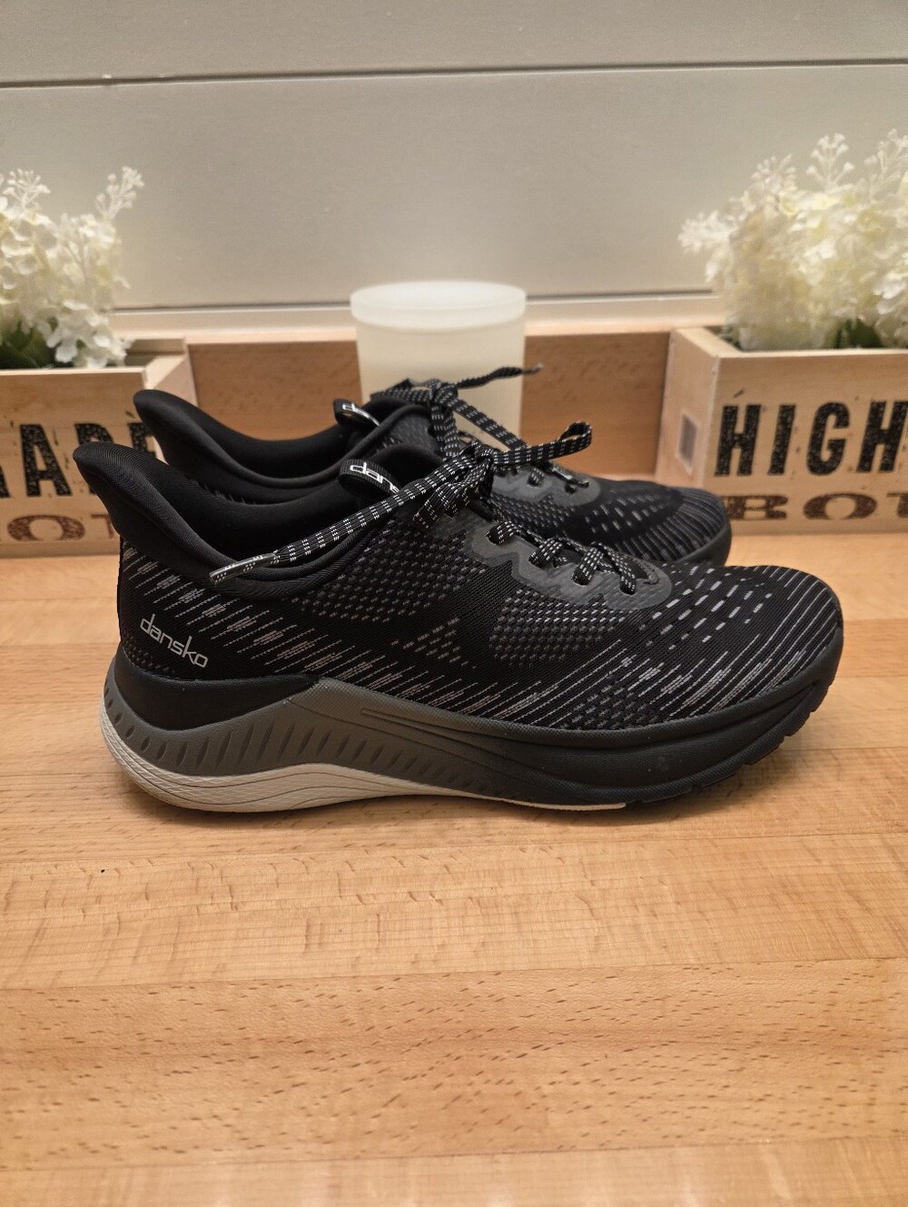 Dansko Peony Women’s Walking Sneaker Black Size EU 39
